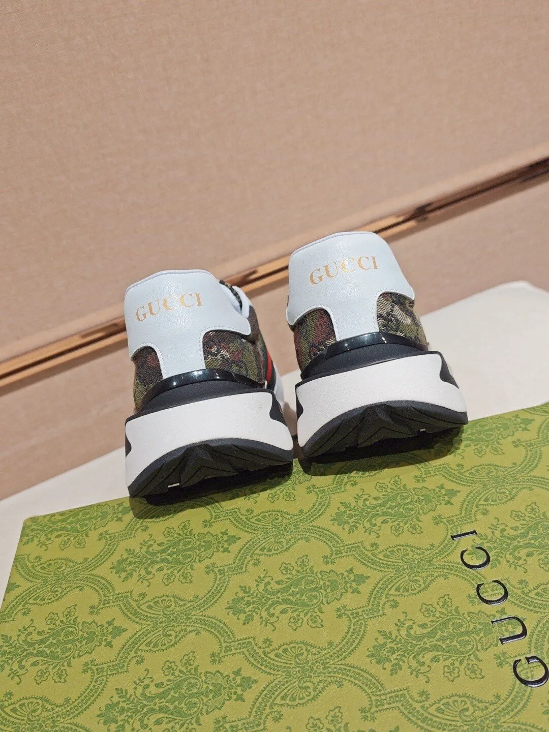 Gucci GG Supreme Pattern White Leather and Canvas Low-Top Sneakers for Men 7 Gucci GG Supreme Pattern White Leather and Canvas Low-Top Sneakers for Men